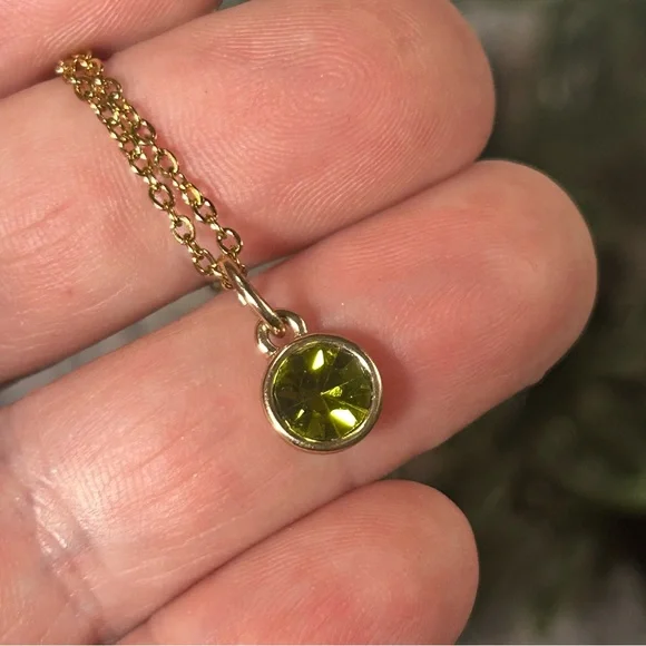 Vintage faceted peridot glass stone pendant on chain necklace - Picture 1 of 6